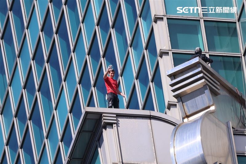 霍諾德攀登到一半，向底下的民眾揮手。（圖／記者鄭孟晃攝影）