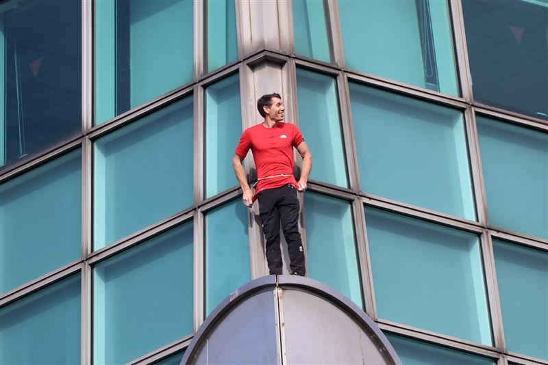 艾力克斯霍諾德爬到一半休息片刻。（圖／記者鄭孟晃攝影）