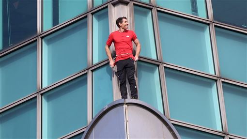 霍諾德爬101內部民眾搶拍　網喊別分心