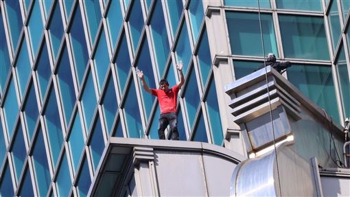 霍諾德攀101直播　攝影師高空吊掛太敬業