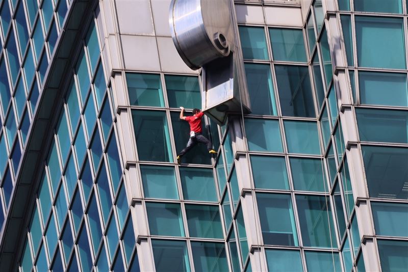 攀岩專家霍諾德正在攀爬台北101，目前正超過60樓。（圖／記者鄭孟晃攝影）