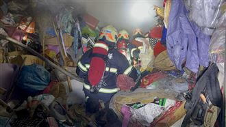 彰化「垃圾山民宅」惡火！2人逃屋頂1燒傷