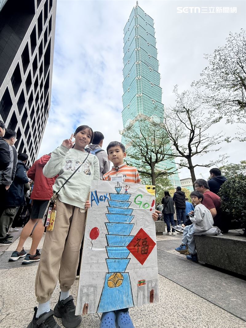 10歲的Thomas與8歲的Sunny特別畫畫給霍諾德打氣。（圖／記者李育道攝影）