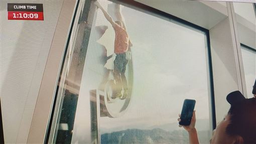 霍諾德攀101民眾「貼窗狂拍」網怒該管制