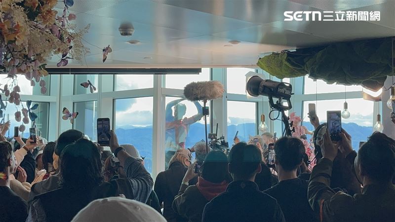 霍諾德的太太和台北101董事長賈永婕在89樓觀景台，近距離見證攻頂過程。（圖/賴俊佑攝影)