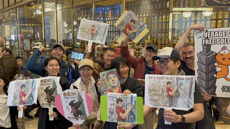 超過百名粉絲衝台北101觀景台，近距離見證霍諾德攀頂過程。（圖／記者賴俊佑攝影）