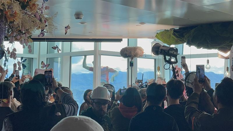 霍諾德爬到89樓觀景台畫面曝。（圖/賴俊佑攝影)