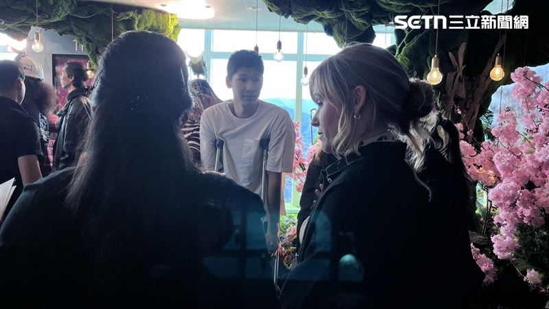 霍諾德愛妻在89樓等老公。（圖／記者賴俊佑攝影）