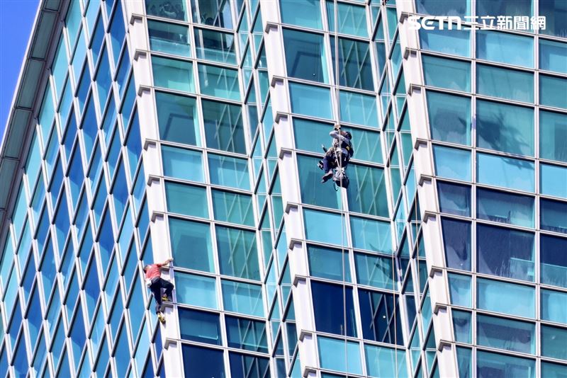 美國攀岩大神霍諾德（Alex Honnold）挑戰攀爬台北101。 粉絲隔玻璃窗打招呼（圖／記者鄭孟晃攝影）