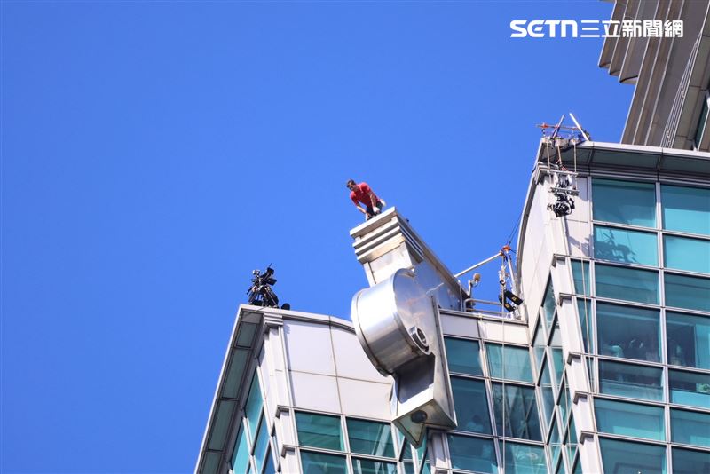 霍諾德挑戰攀爬台北101，還向下方民眾打招呼。（圖／記者鄭孟晃攝影）