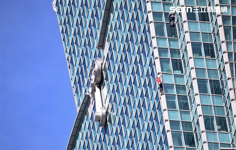 霍諾德挑戰攀爬台北101。（圖／記者鄭孟晃攝影）