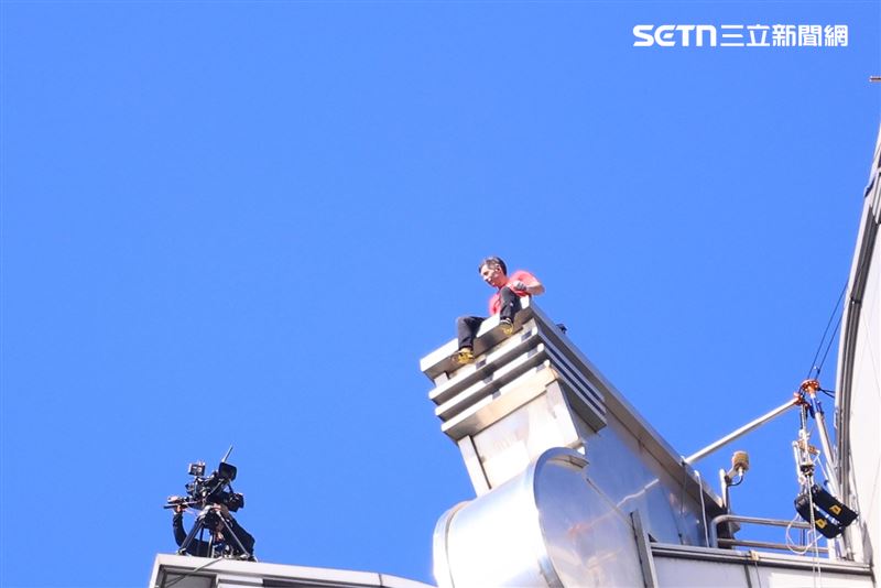 霍諾德在台北101外牆平台處稍作休息。（圖／記者鄭孟晃攝影）