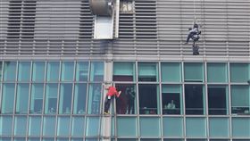 霍諾德挑戰徒手獨攀台北101　與大樓內民眾揮手美國攀岩好手霍諾德（Alex Honnold）（紅衣者）25日挑戰徒手獨攀台北101，攀爬途中霍諾德向窗內的民眾揮手致意。中央社記者翁睿坤攝 115年1月25日