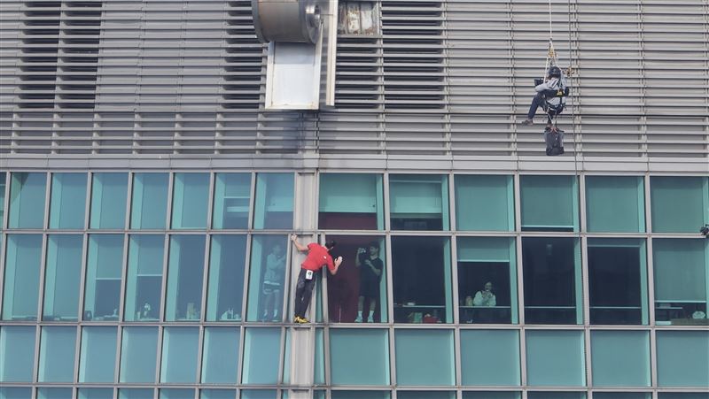 霍諾德攀101!她揭「幕後超能力英雄」