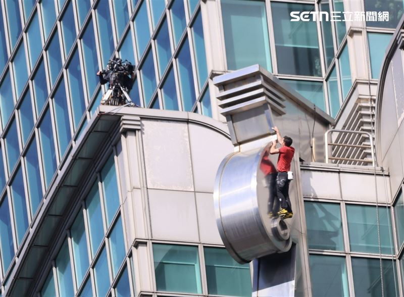 美國攀岩大神霍諾德挑戰攀爬台北101，沒有安全措施全程直播，讓網友看得直冒冷汗。（圖／記者鄭孟晃攝影）