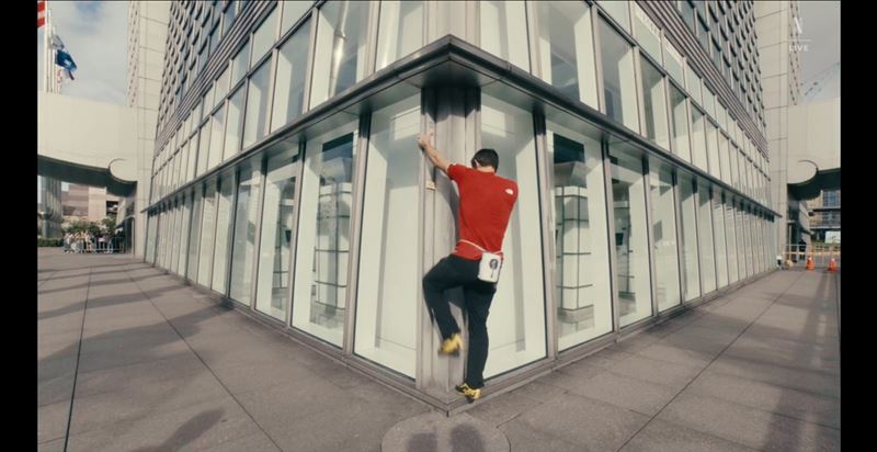 旅美台商妙喻，攀岩神Alex若生在亞洲，難關恐是媽吼：「數到三給我下來！」對比其母70歲攻頂求理解，亞洲家長常以恐懼阻斷冒險。籲別只拉住孩子，試著抬頭好奇攀登風景，用理解取代阻止。（圖／翻攝自Netflix網站）