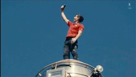 旅美台商妙喻，攀岩神Alex若生在亞洲，難關恐是媽吼：「數到三給我下來！」對比其母70歲攻頂求理解，亞洲家長常以恐懼阻斷冒險。籲別只拉住孩子，試著抬頭好奇攀登風景，用理解取代阻止。（圖／翻攝自Netflix網站） 