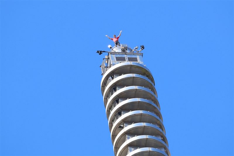 美國攀岩大神霍諾德（Alex Honnold）挑戰攀爬台北101。（圖／記者鄭孟晃攝影）