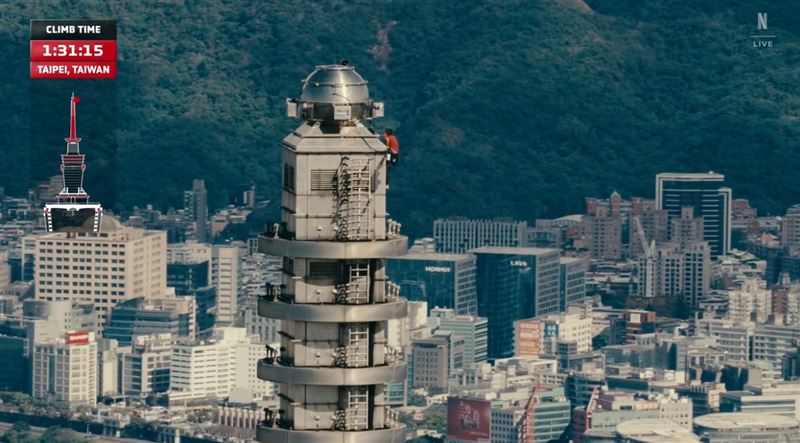 美國極限攀岩大神霍諾德成功徒手攀爬登上台北101。（圖／翻攝自Netflix）