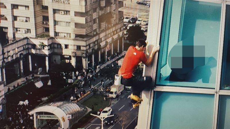 美國攀岩大神霍諾德(Alex Honnold)挑戰攀爬台北101。 粉絲隔玻璃窗打招呼(圖/翻攝畫面)