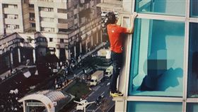 美國攀岩大神霍諾德（Alex Honnold）挑戰攀爬台北101。 粉絲隔玻璃窗打招呼（圖／翻攝畫面）