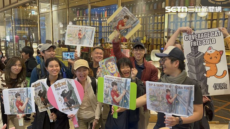 許多粉絲為了一睹霍諾德挑戰身影,特地前往台北101觀景台為他加油打氣。(圖/記者賴俊佑攝影)