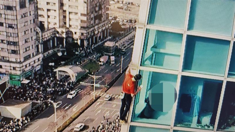 美國攀岩大神霍諾德(Alex Honnold)挑戰攀爬台北101。 粉絲隔玻璃窗打招呼(圖/翻攝畫面)