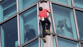 美國攀岩大神霍諾德（Alex Honnold）挑戰攀爬台北101。 粉絲隔玻璃窗打招呼（圖／記者鄭孟晃攝影）