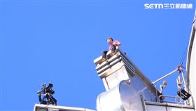 美國攀岩大神霍諾德（Alex Honnold）挑戰攀爬台北101。 粉絲隔玻璃窗打招呼（圖／記者鄭孟晃攝影）