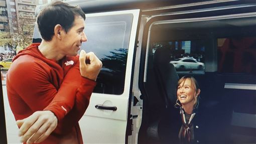 霍諾德攀到60樓突放慢　愛妻隔窗現身打氣