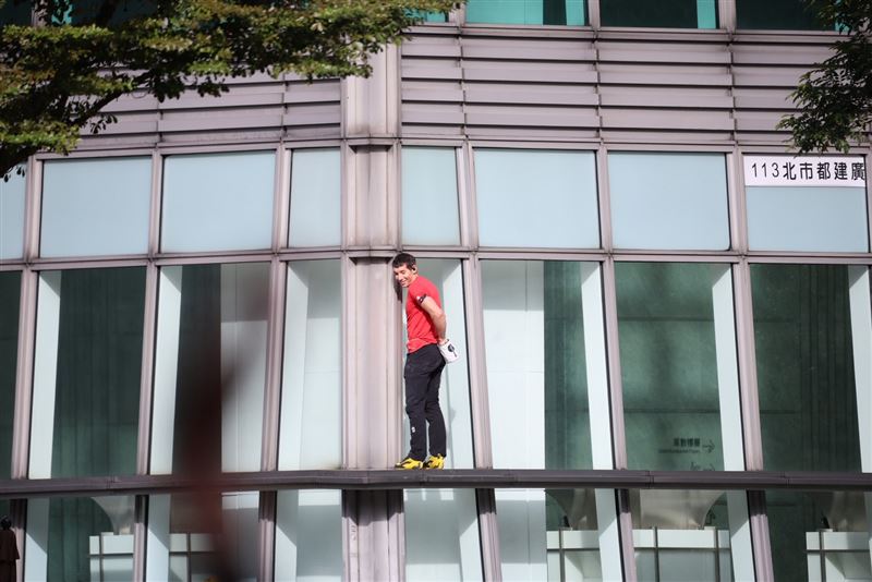 活動進行約1小時後，霍諾德持續以穩定節奏向上推進。（圖／記者鄭孟晃攝影）