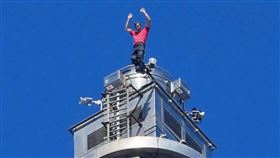 霍諾德完成徒手爬台北101後揮手致意美國自由攀岩好手霍諾德（Alex Honnold）25日徒手攀登台北101大樓，在成功攻頂後在塔尖揮手致意。中央社記者徐肇昌攝 115年1月25日