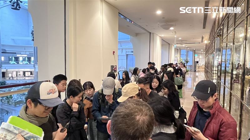 今日上午9點30分，觀景台售票廳外超過百名粉絲等進場。(圖／記者賴俊佑攝影）