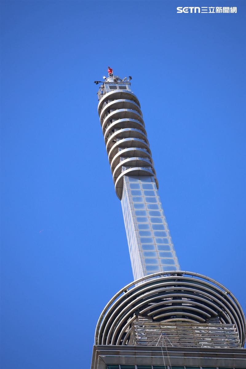 美國攀岩大神霍諾德（Alex Honnold）成功挑戰攀爬台北101。（圖／記者鄭孟晃攝影）