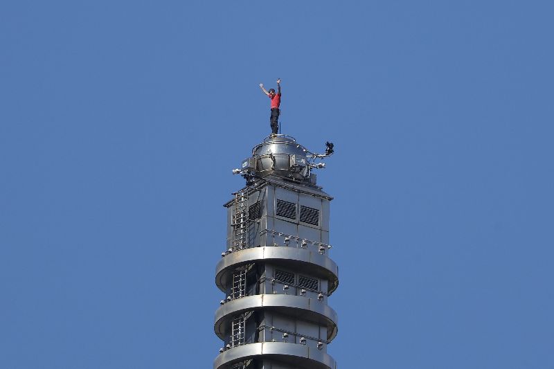 霍諾德成功登頂揮手向下面群眾致意,他也認為都市內的風與大山裡的風難以相比。(圖/中央社)