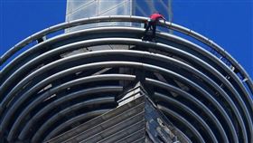 霍諾德完成徒手攀爬台北101美國自由攀岩好手霍諾德（Alex Honnold）25日徒手攀登台北101大樓，以2小時不到的時間完成挑戰。中央社記者徐肇昌攝 115年1月25日