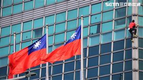 「霍諾德與台灣國旗同框」的畫面登上《CNN》版面。（圖／記者鄭孟晃攝影）