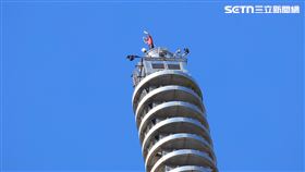 霍諾德成功挑戰徒手攀上101。（圖／記者鄭孟晃攝影）