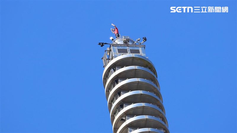 霍諾德成功挑戰徒手攀上101。（圖／記者鄭孟晃攝影）