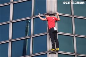 霍諾德成功挑戰徒手攀上101。（圖／記者鄭孟晃攝影）