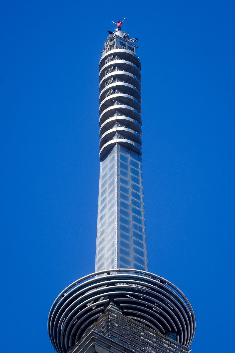 霍諾德站上台北101大樓頂端,向大眾揮手致意。(圖/中央社)