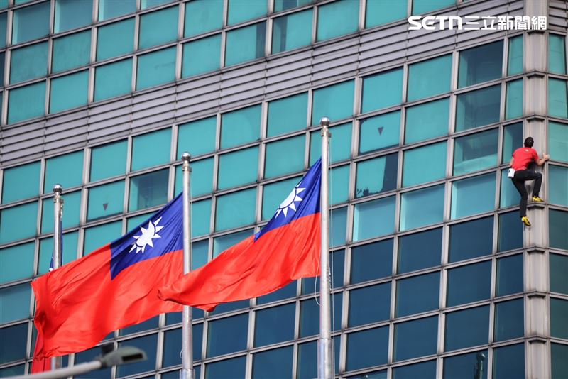 霍諾德成功挑戰徒手攀上101。（圖／記者鄭孟晃攝影）