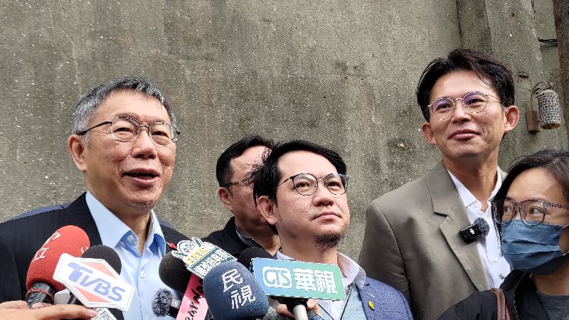 民眾黨主席黃國昌（右2）與創黨主席柯文哲（左1）25日上午出席「高雄轉型、青年未來」青年論壇，並於會前接受媒體聯訪