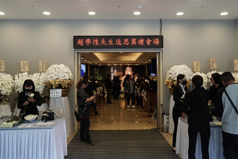 趙學煌追思會入口擺滿花籃。（圖／記者趙于瑩攝影）