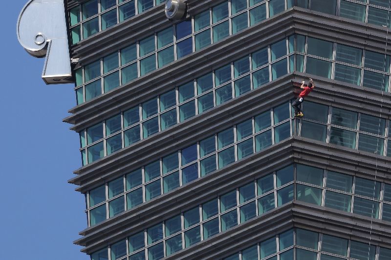 霍諾德徒手獨攀台北101,展現絕佳的平衡感及膽識。(圖/中央社)