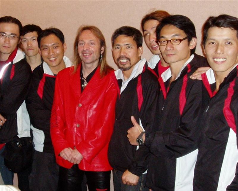 美國攀岩家 Alex Honnold 今徒手攀登台北 101。曾協助法國蜘蛛人架繩的台灣教練戴昌盛透露,Alex十多年前曾低調來台試爬,也是由戴昌盛率領的「小鬍子冒險學校」團隊給予適當支援。當年法國蜘蛛人評台北101難度僅「5.5分」,但戴昌盛分析,此次 Alex 挑戰外牆動作重複、更耗單一肌群耐力,讓全程觀戰的他直呼「手心冒汗」。圖中穿紅衣者為法國蜘蛛人,留鬍子者為戴昌盛。(圖/小鬍子教練戴昌盛提供)