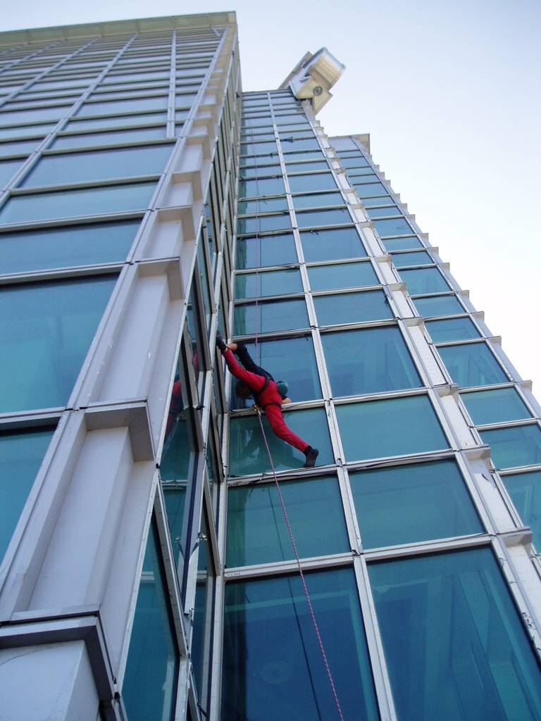 美國攀岩家 Alex Honnold 今徒手攀登台北 101。曾協助法國蜘蛛人架繩的台灣教練戴昌盛透露,Alex十多年前曾低調來台試爬,也是由戴昌盛率領的「小鬍子冒險學校」團隊給予適當支援。當年法國蜘蛛人評台北101難度僅「5.5分」,但戴昌盛分析,此次 Alex 挑戰外牆動作重複、更耗單一肌群耐力,讓全程觀戰的他直呼「手心冒汗」。(圖/小鬍子教練戴昌盛提供)