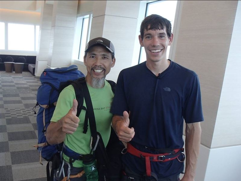 美國攀岩家 Alex Honnold 今徒手攀登台北 101。曾協助法國蜘蛛人架繩的台灣教練戴昌盛透露,Alex十多年前曾低調來台試爬,也是由戴昌盛率領的「小鬍子冒險學校」團隊給予適當支援。當年法國蜘蛛人評台北101難度僅「5.5分」,但戴昌盛分析,此次 Alex 挑戰外牆動作重複、更耗單一肌群耐力,讓全程觀戰的他直呼「手心冒汗」。(圖/小鬍子教練戴昌盛提供)
