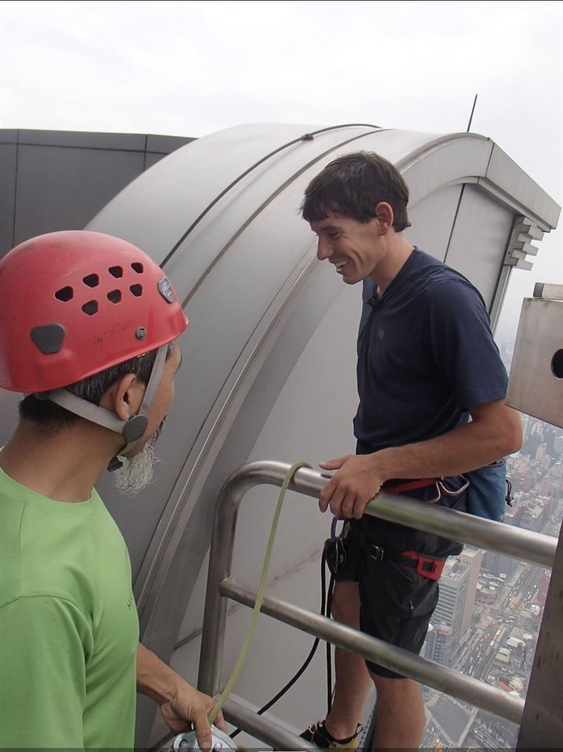 美國攀岩家 Alex Honnold 今徒手攀登台北 101。曾協助法國蜘蛛人架繩的台灣教練戴昌盛透露,Alex十多年前曾低調來台試爬,也是由戴昌盛率領的「小鬍子冒險學校」團隊給予適當支援。當年法國蜘蛛人評台北101難度僅「5.5分」,但戴昌盛分析,此次 Alex 挑戰外牆動作重複、更耗單一肌群耐力,讓全程觀戰的他直呼「手心冒汗」。(圖/小鬍子教練戴昌盛提供)