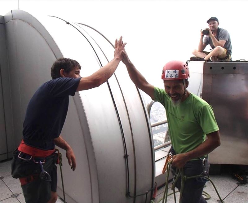 美國攀岩家 Alex Honnold 今徒手攀登台北 101。曾協助法國蜘蛛人架繩的台灣教練戴昌盛透露,Alex十多年前曾低調來台試爬,也是由戴昌盛率領的「小鬍子冒險學校」團隊給予適當支援。當年法國蜘蛛人評台北101難度僅「5.5分」,但戴昌盛分析,此次 Alex 挑戰外牆動作重複、更耗單一肌群耐力,讓全程觀戰的他直呼「手心冒汗」。(圖/小鬍子教練戴昌盛提供)